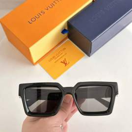 Picture of Louis Vuitton Sunglasses _SKUfw76365152fw